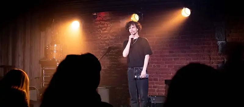 Standup komiker underholder til firmafester og events i hele landet.